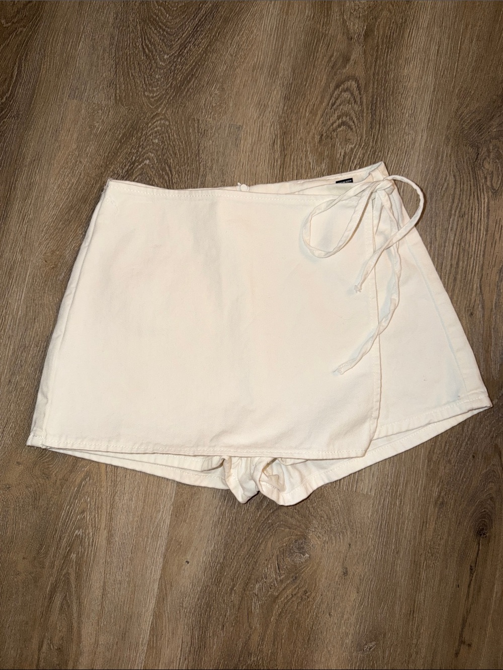 SHEIN- size 27- NWOT Women’s Cream Wrap Skort Shorts - Classic Summer Style